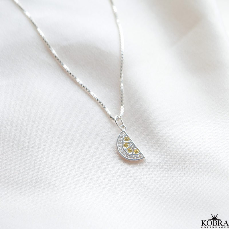 "Lemon Drop" Halskde i slv med citronskive og zirkonia