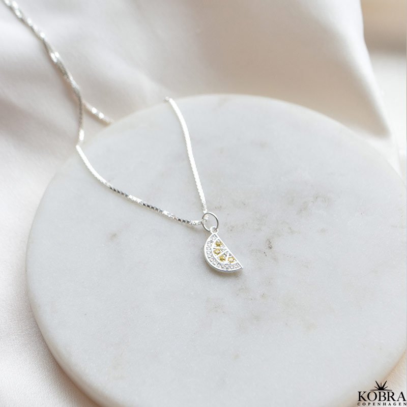 "Lemon Drop" Halskde i slv med citronskive og zirkonia