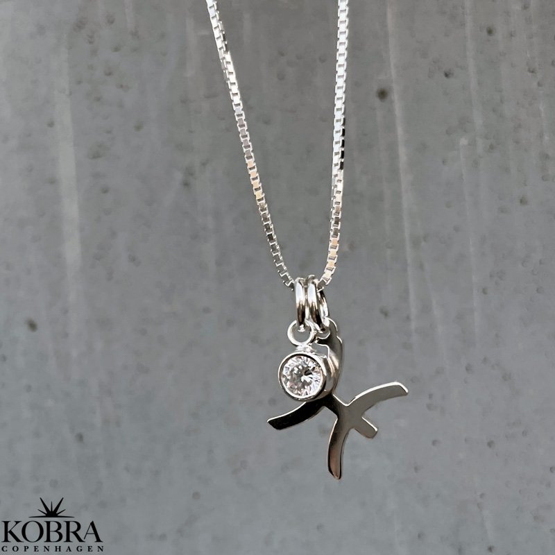 "Hoshi" hndlavet  Zodiac halskde i sterling slv med hvid sten