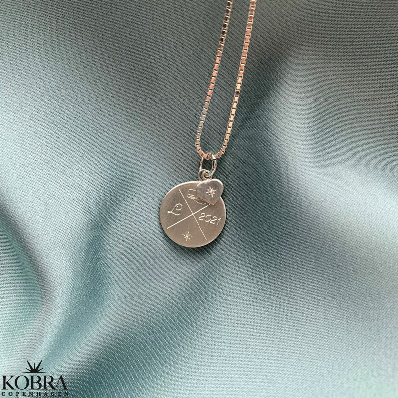 Studenter smykke til studinen // halskde i slv med indgravering