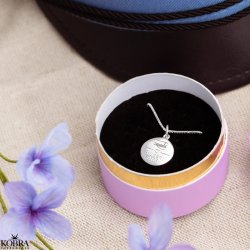 Studenter smykke i slv med studenterhue og navn indgraveret