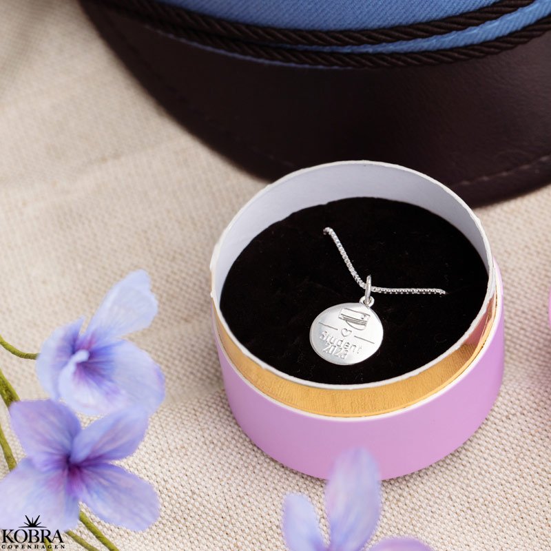 Studenter smykke i slv med studenterhue og navn indgraveret