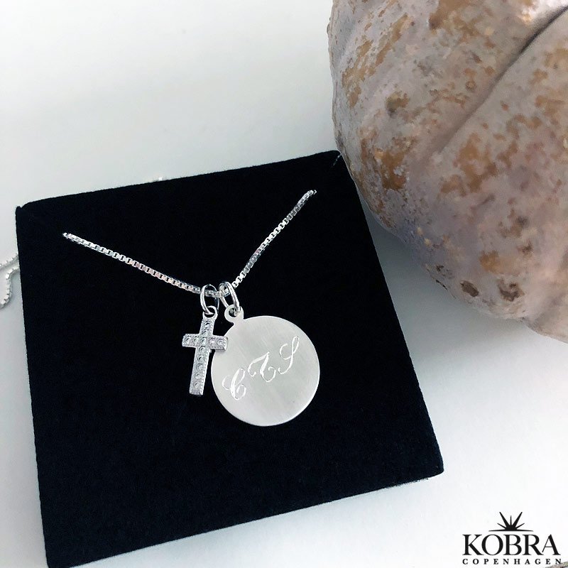 Slv halskde med lille kors vedhng - inklusiv gravering!