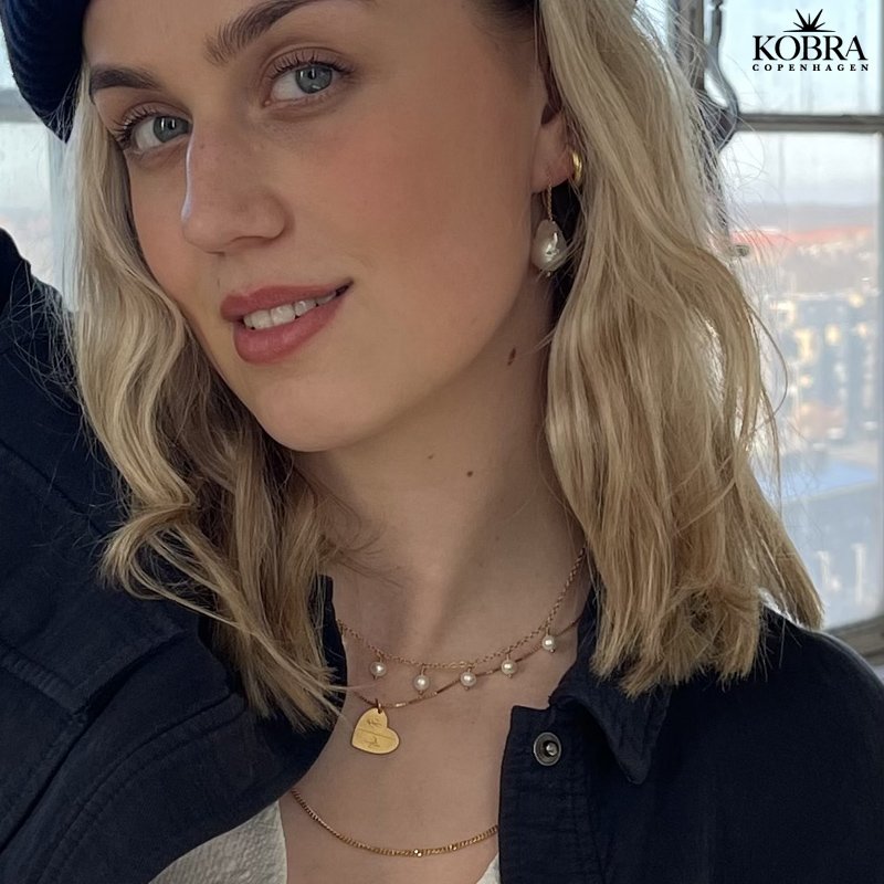 "Creek" store hvide ferskvandsperler med curvy reringe i guld