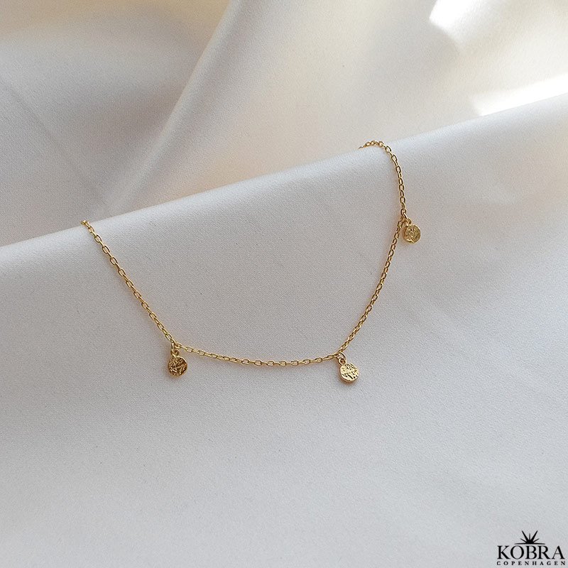 "Gemma" 18 karat forgyldt ankelkde med hammerslet amuletter