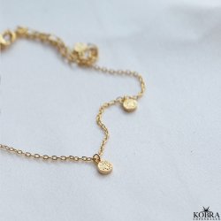 "Gemma" 18 karat forgyldt ankelkde med hammerslet amuletter