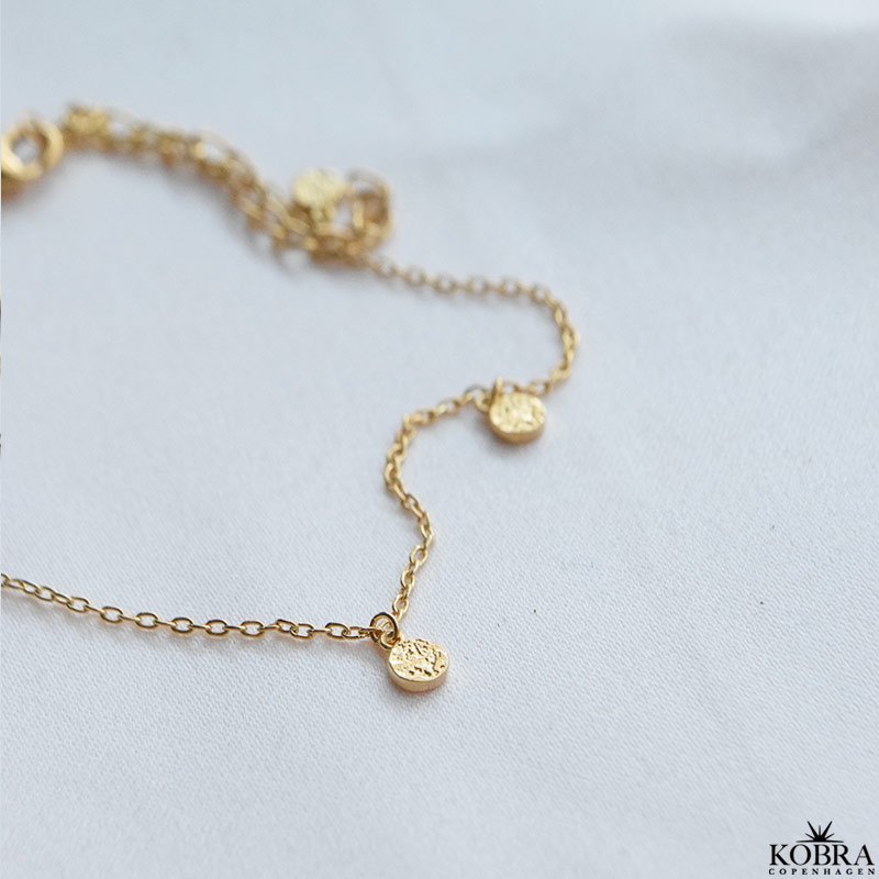 "Gemma" 18 karat forgyldt ankelkde med hammerslet amuletter