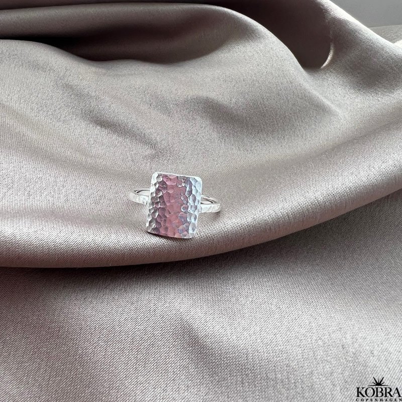 "Misty" hammerslet firkantet slv ring