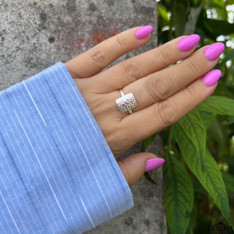 "Misty" hammerslet firkantet slv ring