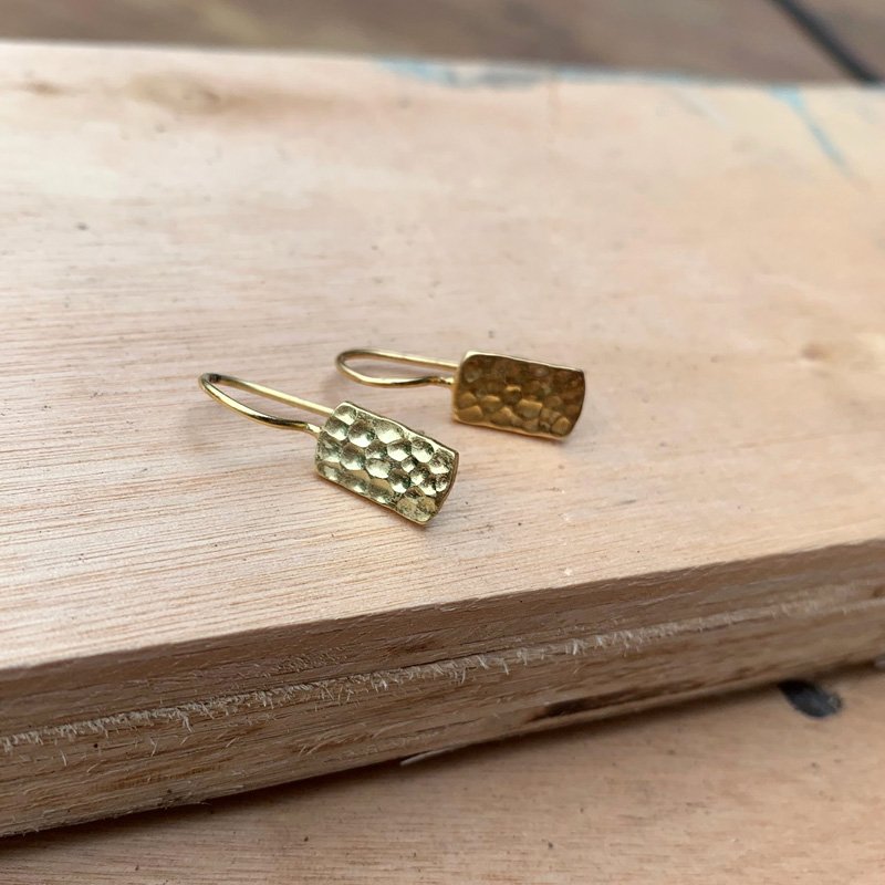 "Stone" 18 karat forgyldte hammerslet reringe