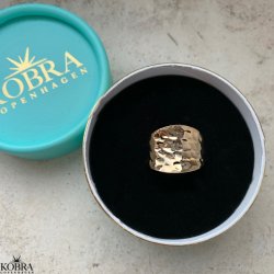 Smal "Phlox" hammerslet ring i guld