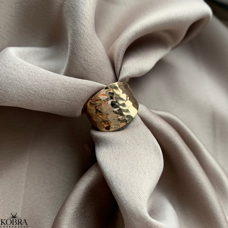Smal "Phlox" hammerslet ring i guld