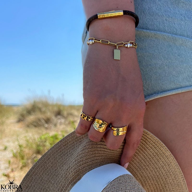 "Maeve" guld armbnd med lille vedhng inklusiv gravering!