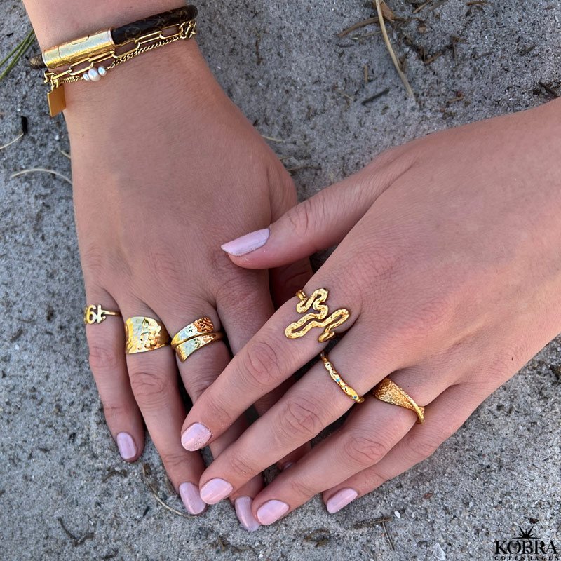 "Hailey" enkel guld ring med bl sten