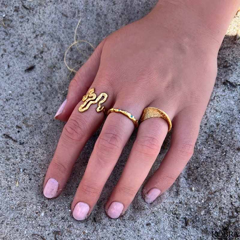 "Hailey" enkel guld ring med bl sten