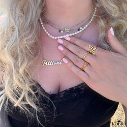 "Pittioni" guld perlekde med bl ferskvandsperler og sm amuletter