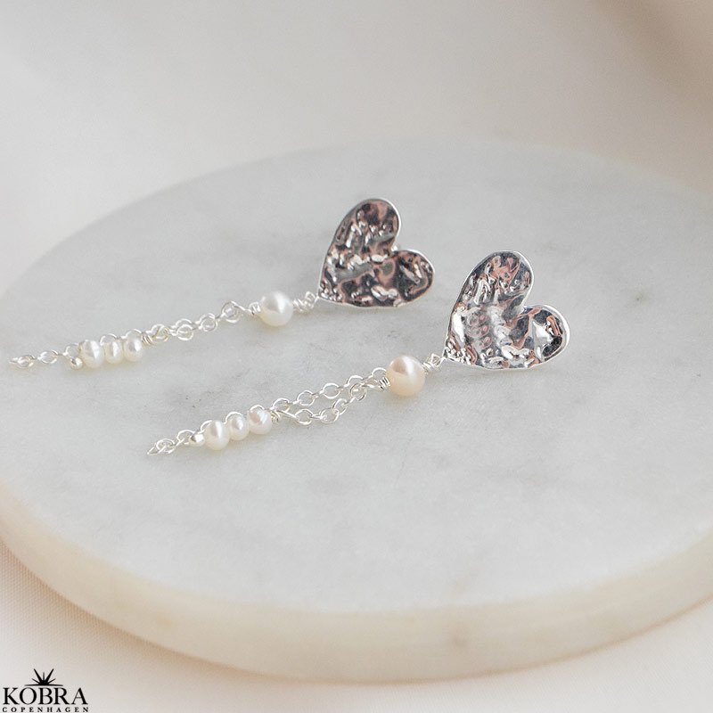 "Riannon" hammerslet slv hjertereringe hvide ferskvandsperler