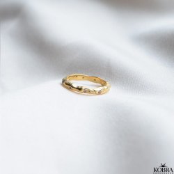 "Hailey" enkel guld ring med hvide sten