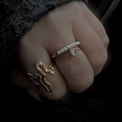 "Tillies" guld ring med drbeformet hvid sten