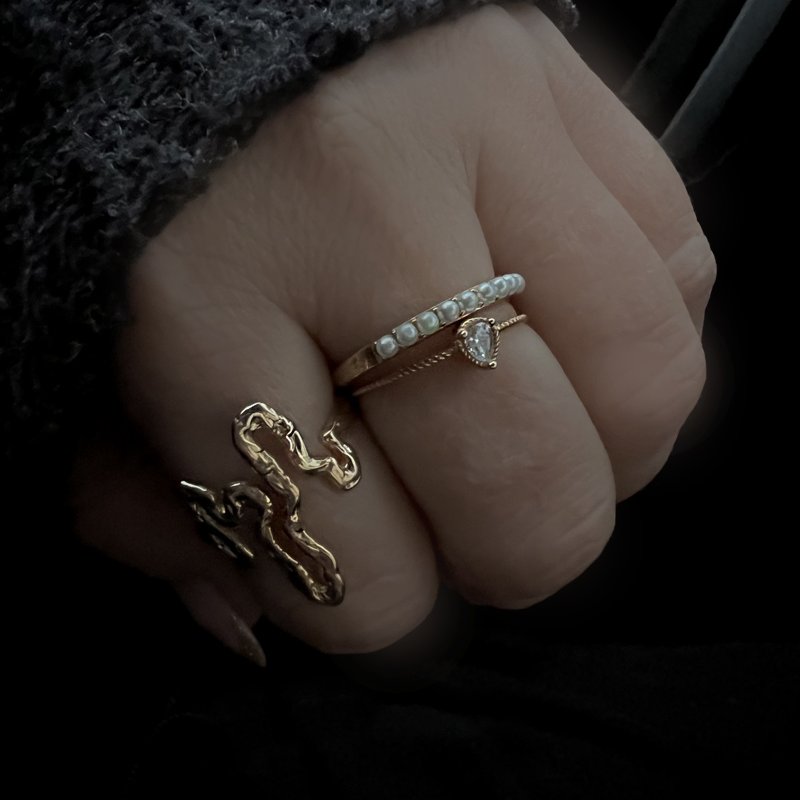 "Tillies" guld ring med drbeformet hvid sten