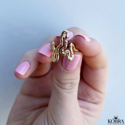 "Nagini Organic" Slange ring i organiske former  Hammerslet look i forgyldt