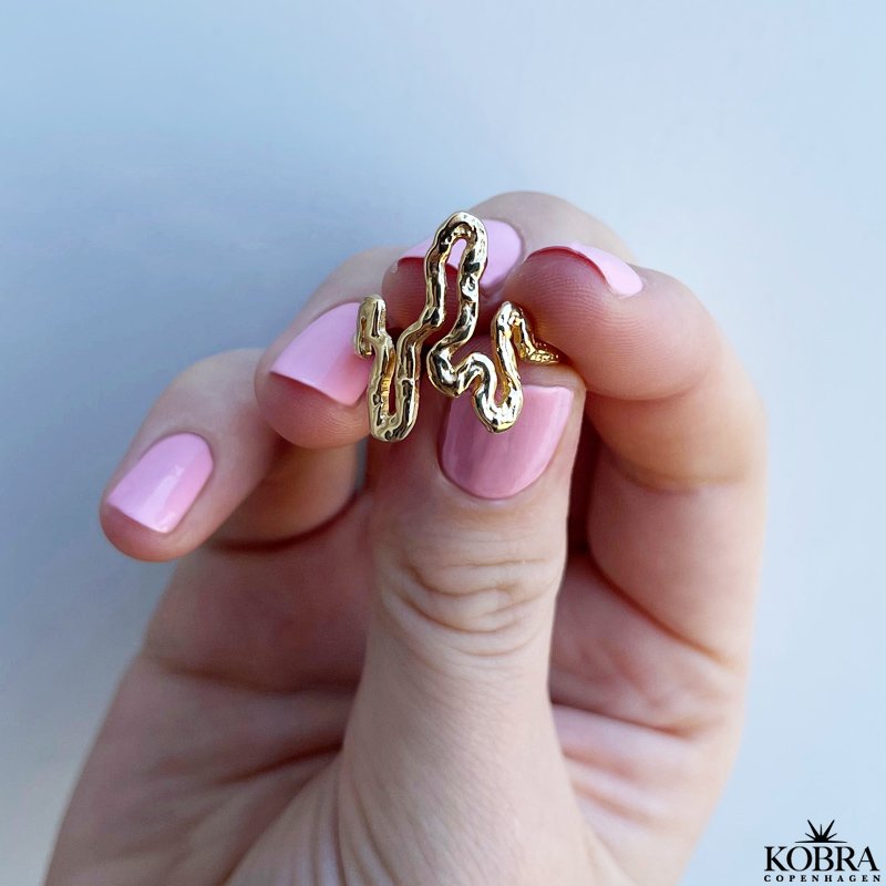 "Nagini Organic" Slange ring i organiske former  Hammerslet look i forgyldt