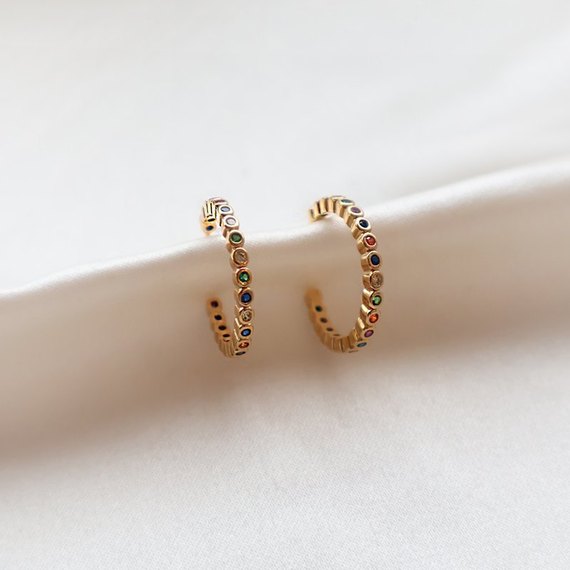 "Hawaii" 18k forgyldte creolere med farvet sten (medium)