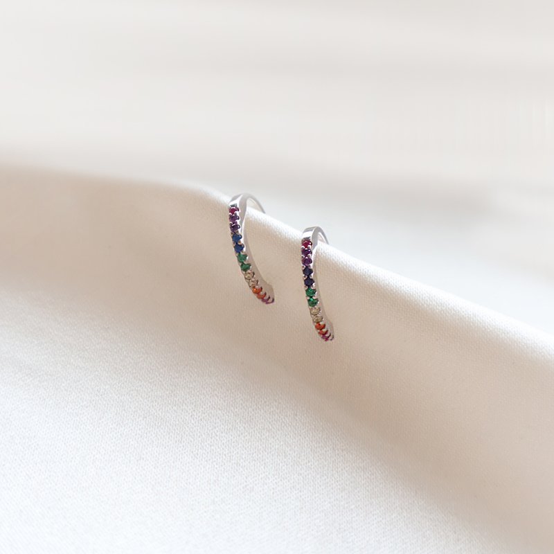 "Hawaii" lille earcuff i s�lv med farvede sten 