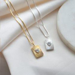 "Radiant Heart" halsband i 18k f�rgyllt