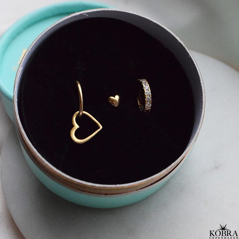 "Heart To Heart" 3 stk guld reringe med hjerte tema