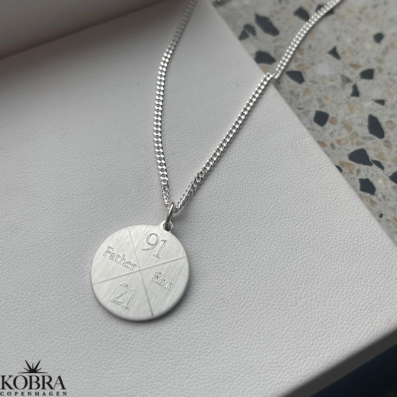 "Axton" ID tag halskde i slv med kryds gravering til mnd 