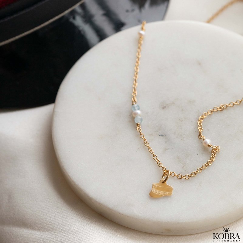 Studenter halskde i guld med hue-vedhng og bl akvamariner