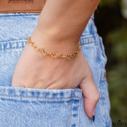 "Alara" guld armbnd med sm guld hjerter