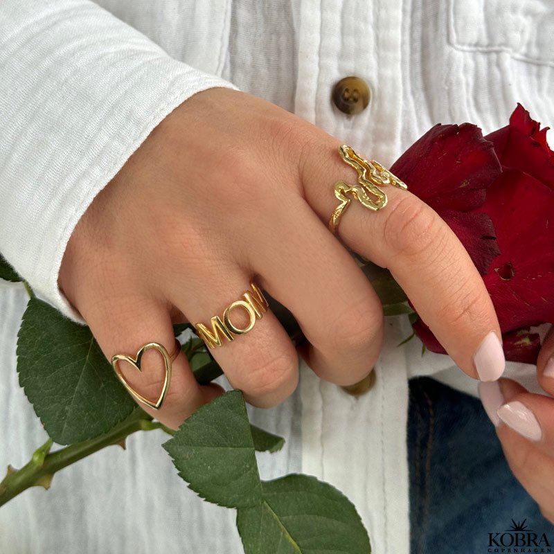 "Mom" ring i guld