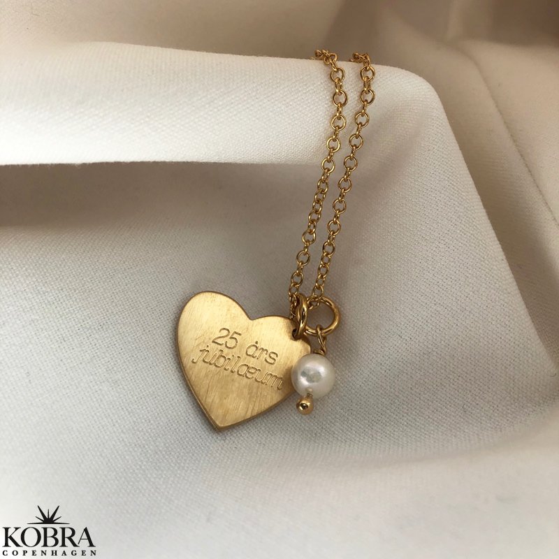 "Bella" guld hjerte halskde inklusiv gravering samt fin ferskvandsperle