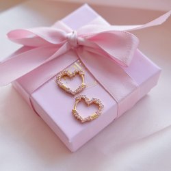 "Mikami" small gold heart earrings with pink stones