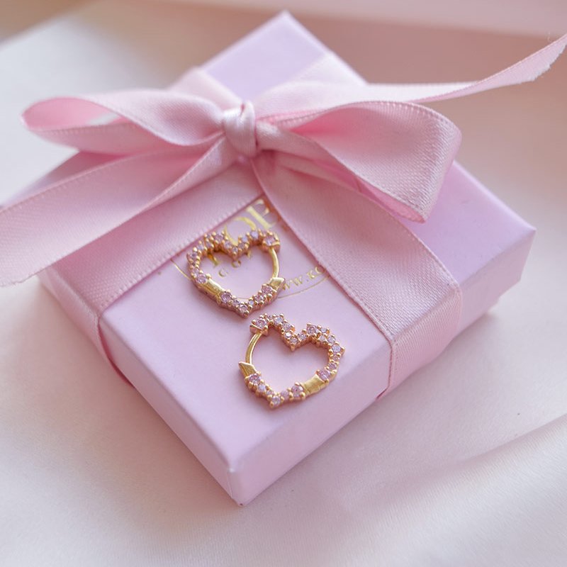 "Mikami" small gold heart earrings with pink stones