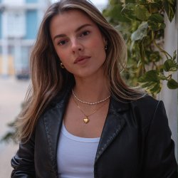 "Royal" necklace with white pearls and gold balls