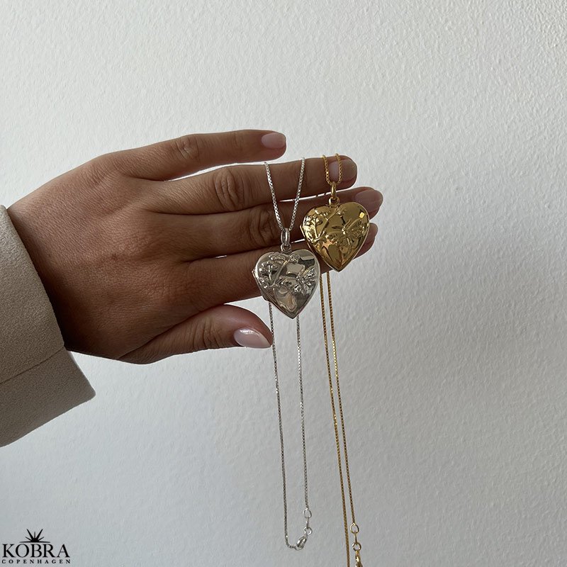 "Hannah" Hjerteformet medaljon i sterling slv  med sommerfugl og plads til 2 billeder