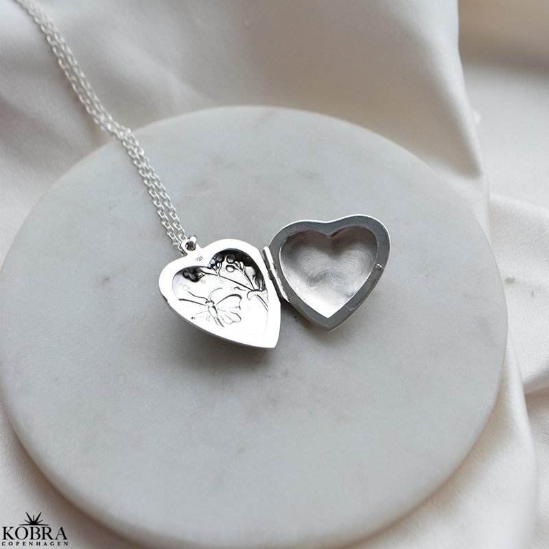 "Hannah" Hjerteformet medaljon i sterling slv  med sommerfugl og plads til 2 billeder
