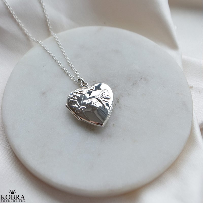 "Hannah" Hjerteformet medaljon i sterling slv  med sommerfugl og plads til 2 billeder