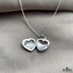 "Anamaria" hjertemedaljon i slv med hvid zirkonia