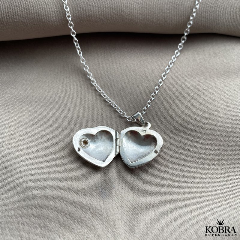 "Anamaria" hjertemedaljon i slv med hvid zirkonia