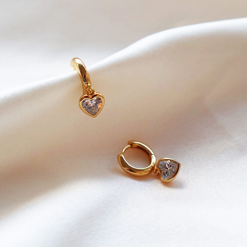 "Junie" hj�rt hoops i guld med vita stenar