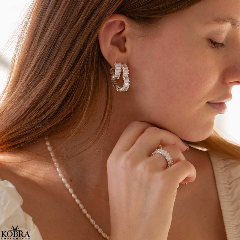 "Krystal" Eternity slv ring med baguette sten