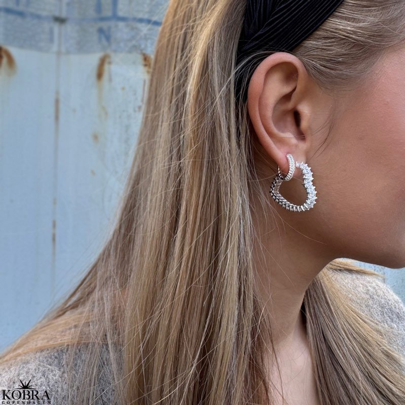 "Nessa" slv reringe med hvide sten