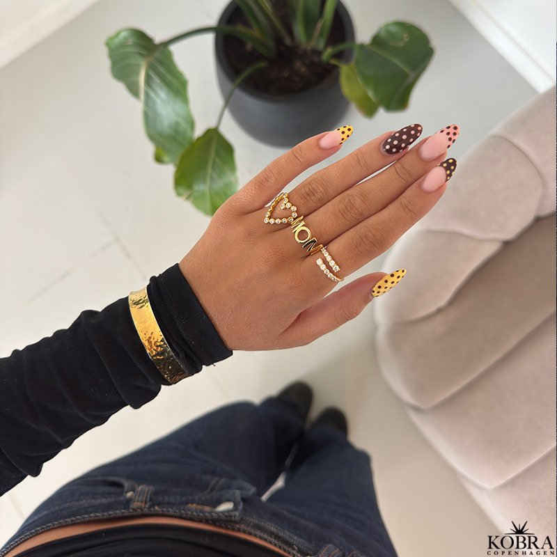 "Love" hjerteformet ring i guld med hvide zirkonia sten