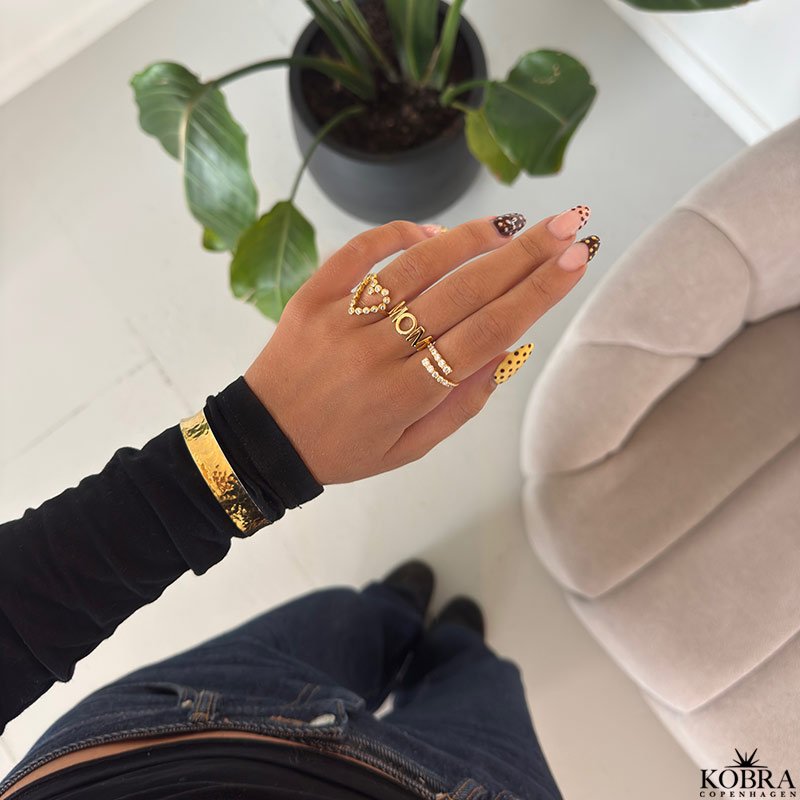 "Love" hjerteformet ring i guld med hvide zirkonia sten