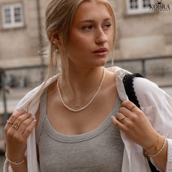 "Marcella" guld reringe / hoops med hvide sten og gte ferskvandsperle