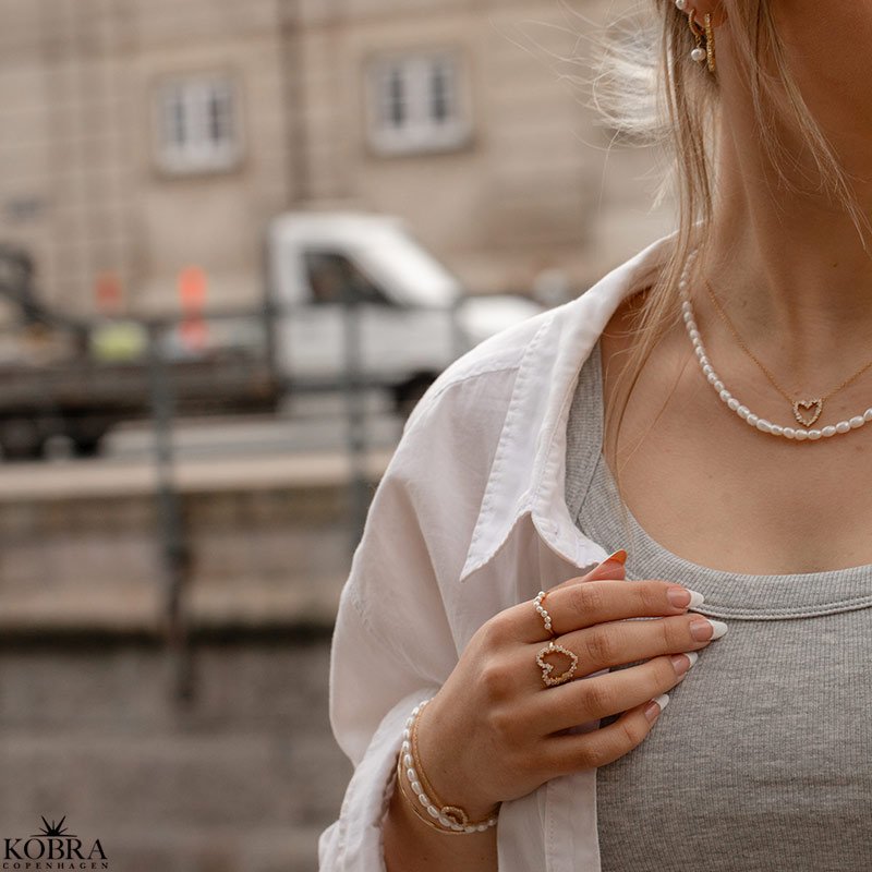 "Mikami" 18 carat gold-plated heart ring with white zirconia stones